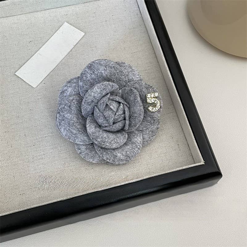 PEACH ACCESSORIES - Vente Broches - Broche camélia ornée d'un cristal en forme de '5' 15653