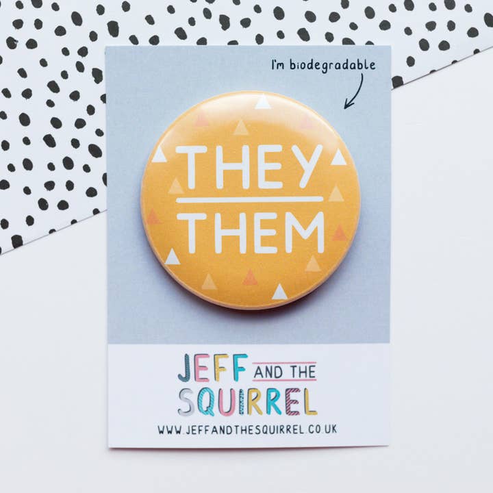 Badge bouton biodégradable They/Them avec pronom jaune pour la vente par Jeff and the Squirrel