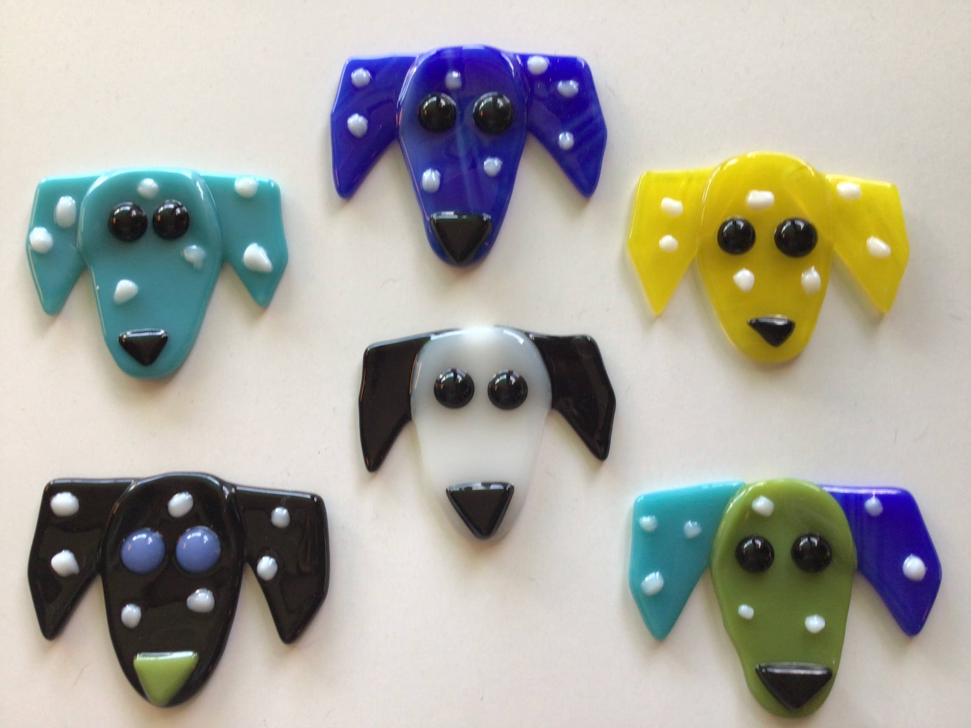 Colori assortiti di blu, gialli, aquas, nero, bianco e verde. Addobbo natalizio in vetro con cane in vendita all'ingrosso su Faire6