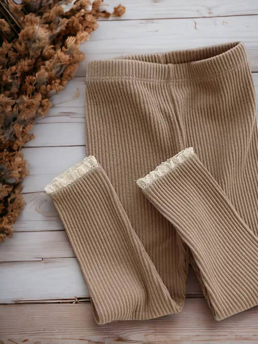 Annie & Charles – wholesale Modeleggings – Barn – Annie & Charles® ekologiska babyleggings med volang och ribbad struktur2