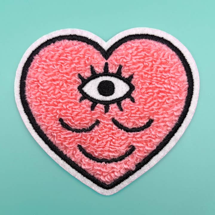 Parche - Cara sonriente de corazón rosa de chenilla borrosa con tercer ojo para venta al por mayor de Wokeface