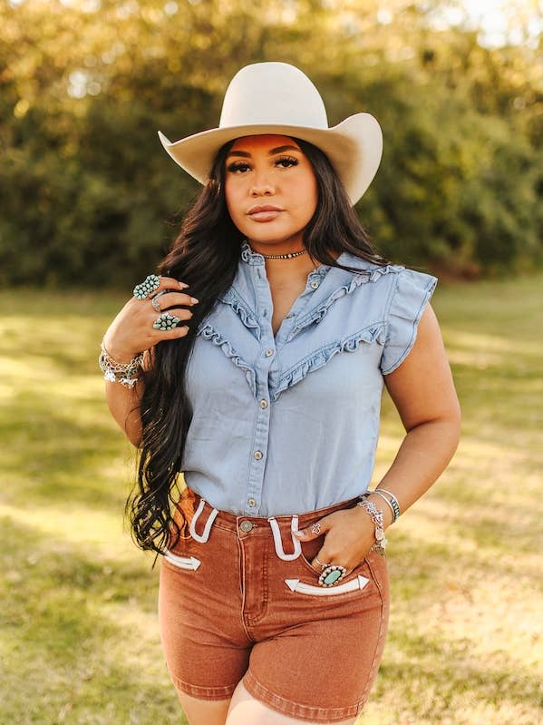 Blusa con Volantes y Botones Azul Claro de Talla Grande para venta al por mayor de LUCKY & BLESSED