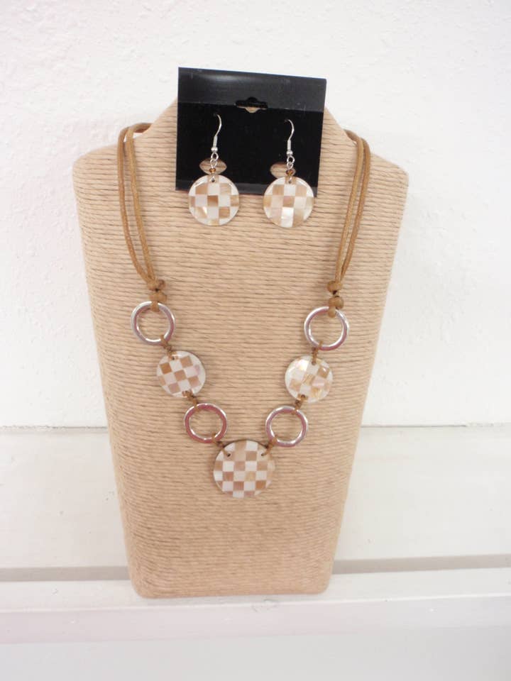 Twee strengen bruin koord 3 bruine lip shell ketting set 18704 voor wholesale door International Duru's