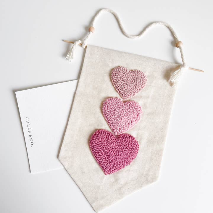 Bannière en toile rose bonbon en forme de cœur pour la vente par Chlea & Co.