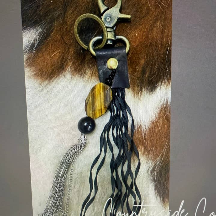 Håndlavet læder nøglering med frynser og katteøje-sten - Taskevedhæng for engroshandel hos Texas Western Cowhide Bags and More