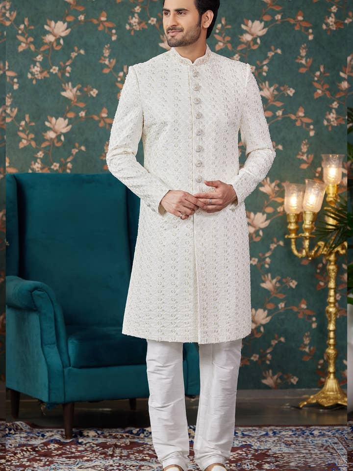 Sherwani Tradizionale Lungo Kurta & Chudidar in Crema di Seta Artificiale per Uomo per Matrimonio - Ricamo, Lavoro con Perline per la vendita all'ingrosso da parte di HATKE BRIDE