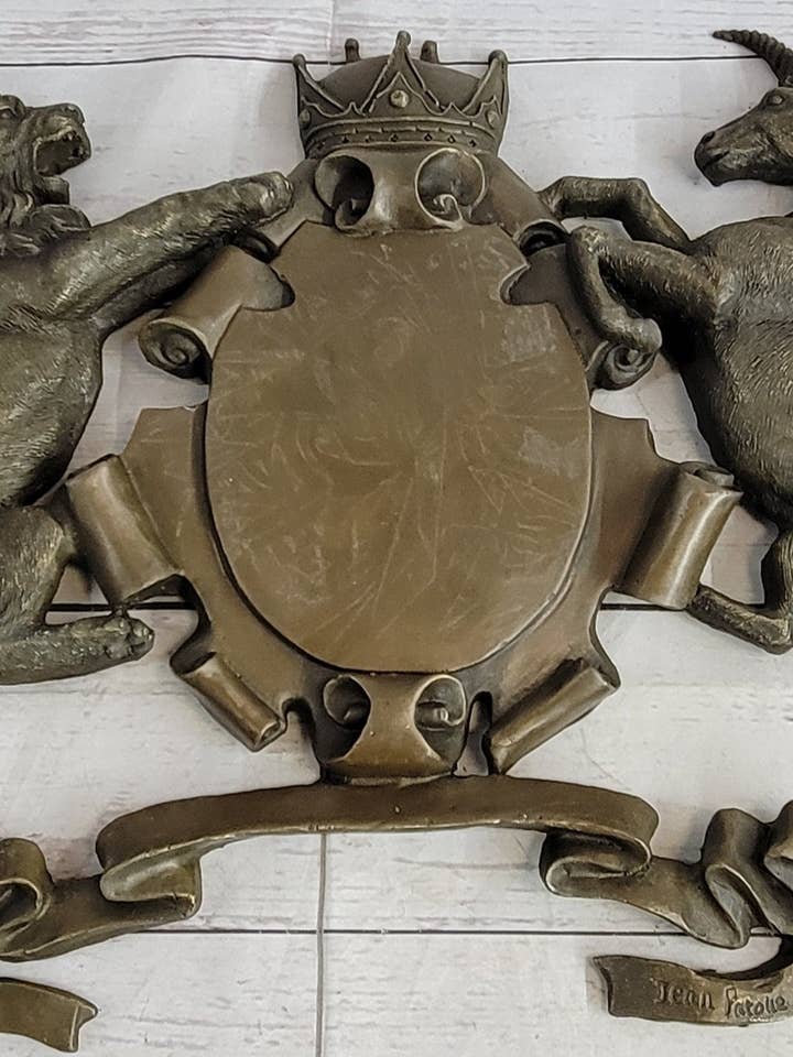Plaque murale en bronze avec blason de la famille royale, armoiries, lion, licorne, bronze, 33 x 45,7 cm pour la vente par Bronzhaus