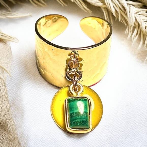 Anello in oro fino dorato con pietra malachite e paillettes smaltate per la vendita all'ingrosso da parte di TOURMALYN