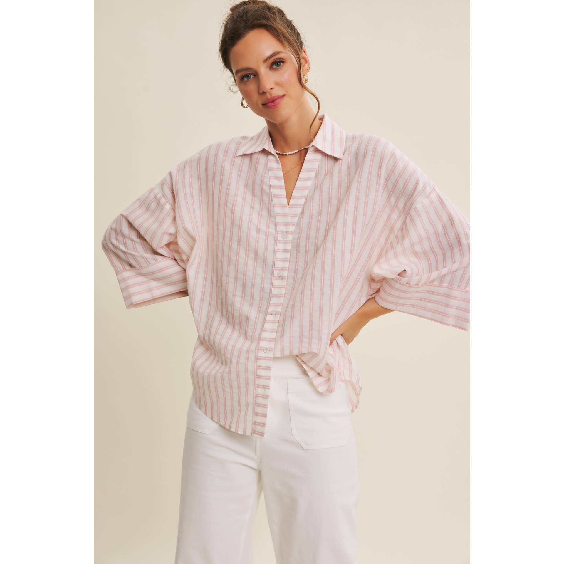 in february – Engroshandel Skjorte med buttondown – til kvinder – PERFEKT STRIBET SKJORTE MED KNAPPER OG BREDE ÆRMER TIL OVERGANGSPERIODEN1