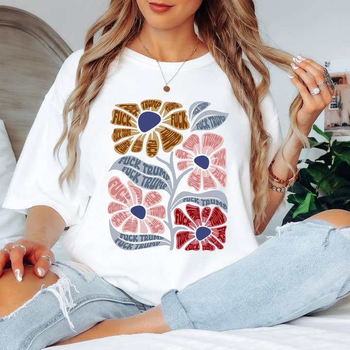 T-shirt Fleur Subtile Fuck Trump, T-shirt Anti MAGA Pro Démocrate pour la vente par CVH DREAMY LTD