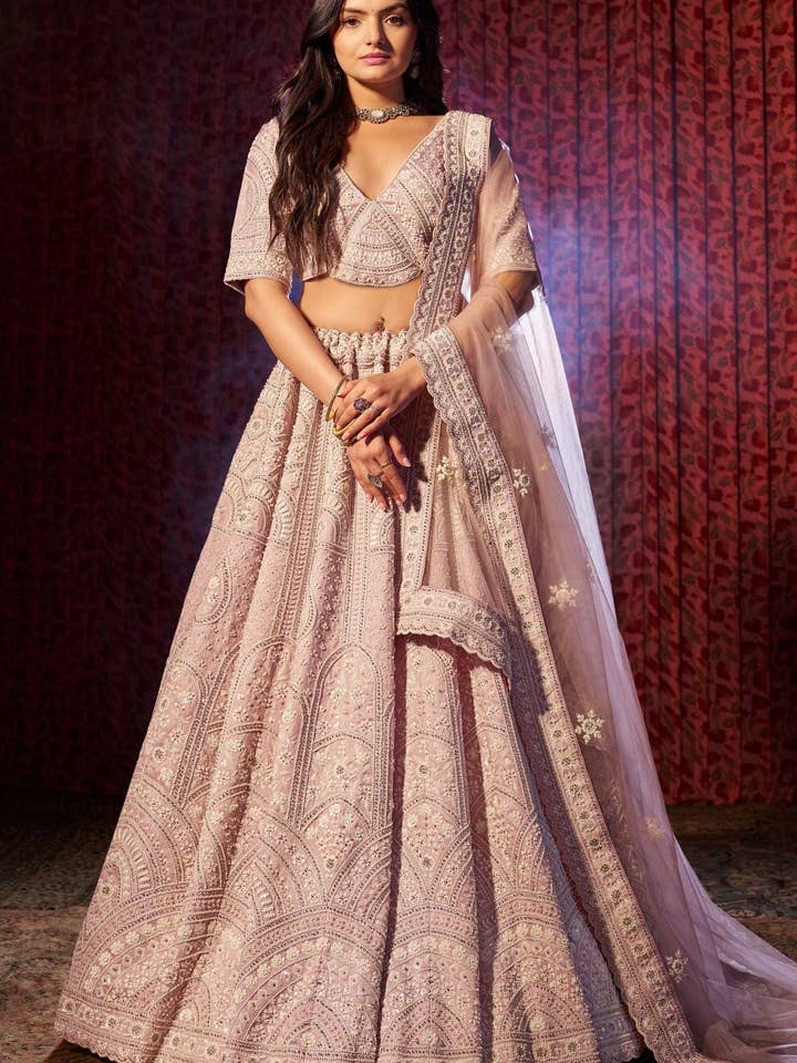 Lehenga Choli de Seda Rosa Claro para Festival e Casamentos Indianos - Trabalho de Bordado com Lantejoulas, Trabalho de Bordado com Fios, Trabalho de Cut Dana por atacado de HATKE BRIDE