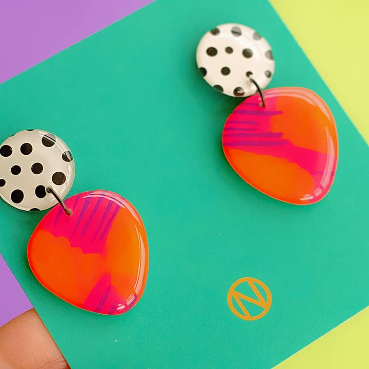 Pendientes llamativos de tachuelas con diseño de lunares - hechos a mano por encargo para venta al por mayor de Naoi