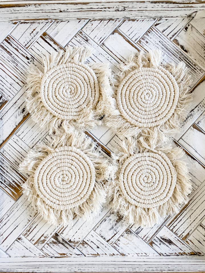 Sous-verres en macramé - 3 couleurs pour la vente par Paper + Pallet