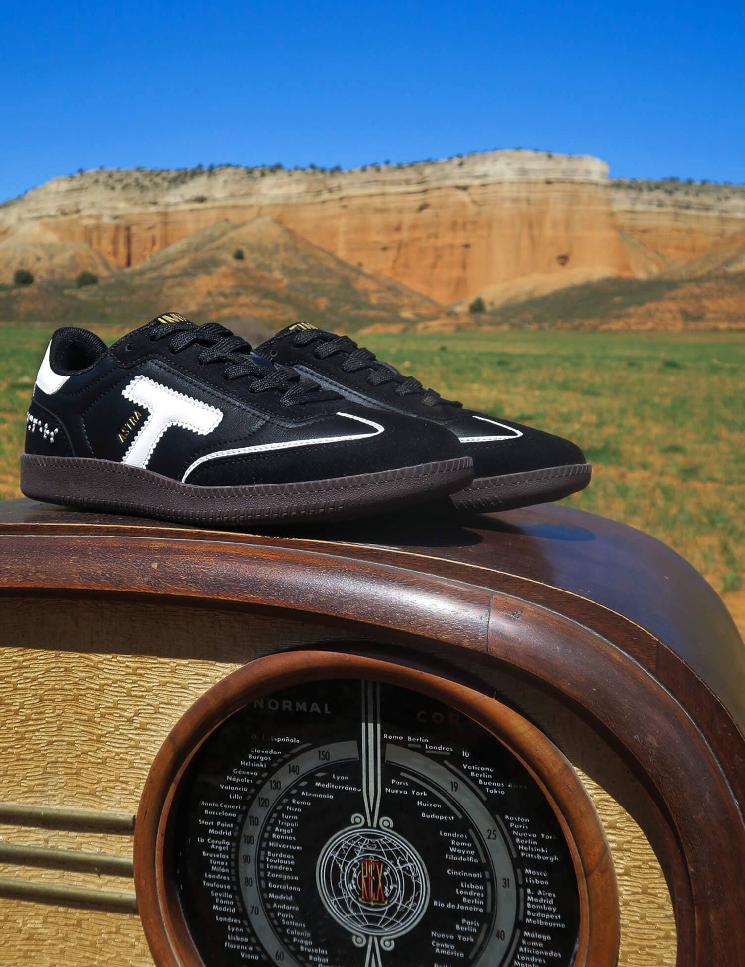 Timpers - Wholesale Lifestyle Sneakers - Unisex - Zapatillas veganas negras diseñadas por personas con discapacidad7