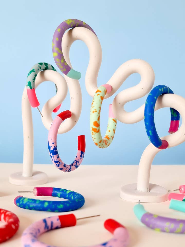 Orecchini a cerchio in argilla polimerica audace con macchie - 5 colori per la vendita all'ingrosso da parte di Mono