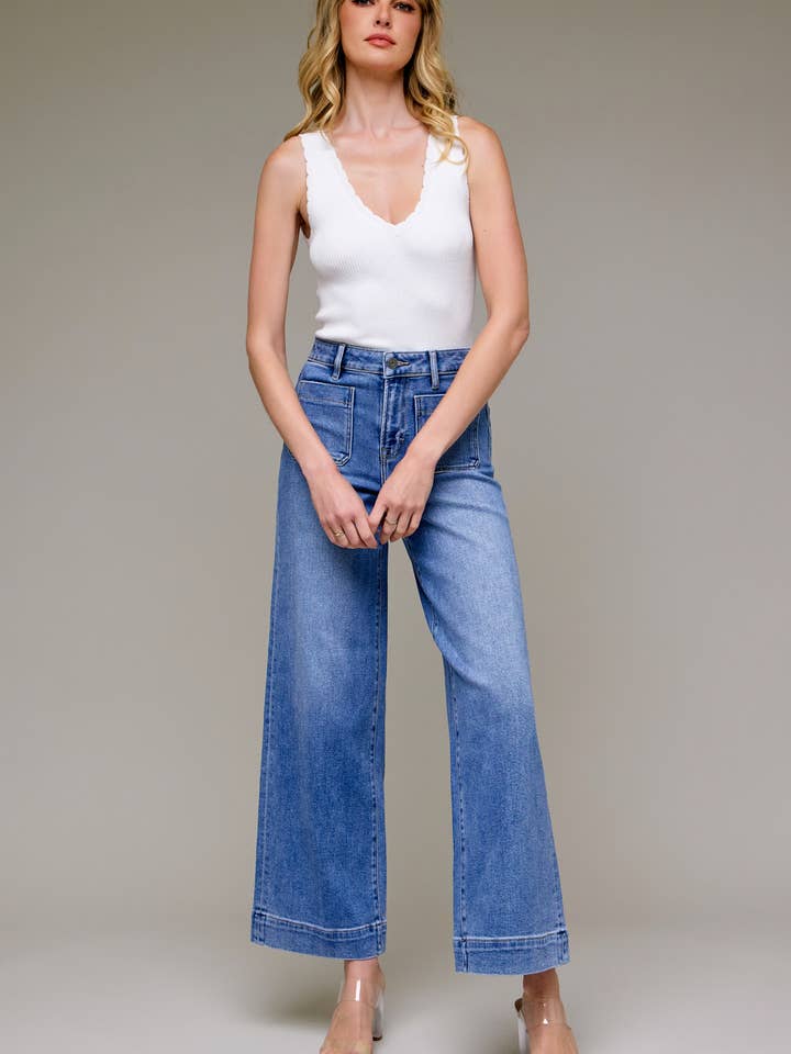 Poche avant en lavage moyen, jambes larges et extensibles pour la vente par Hidden Jeans