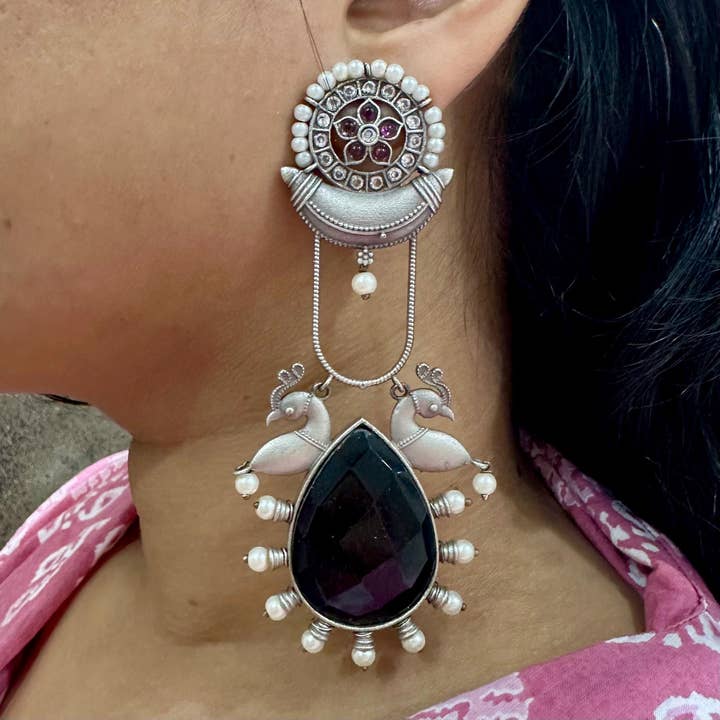 Schwarze Steinsilber-Ohrringe mit Perlen- und Vogeldesign für den Großhandel von Vastrabhushan