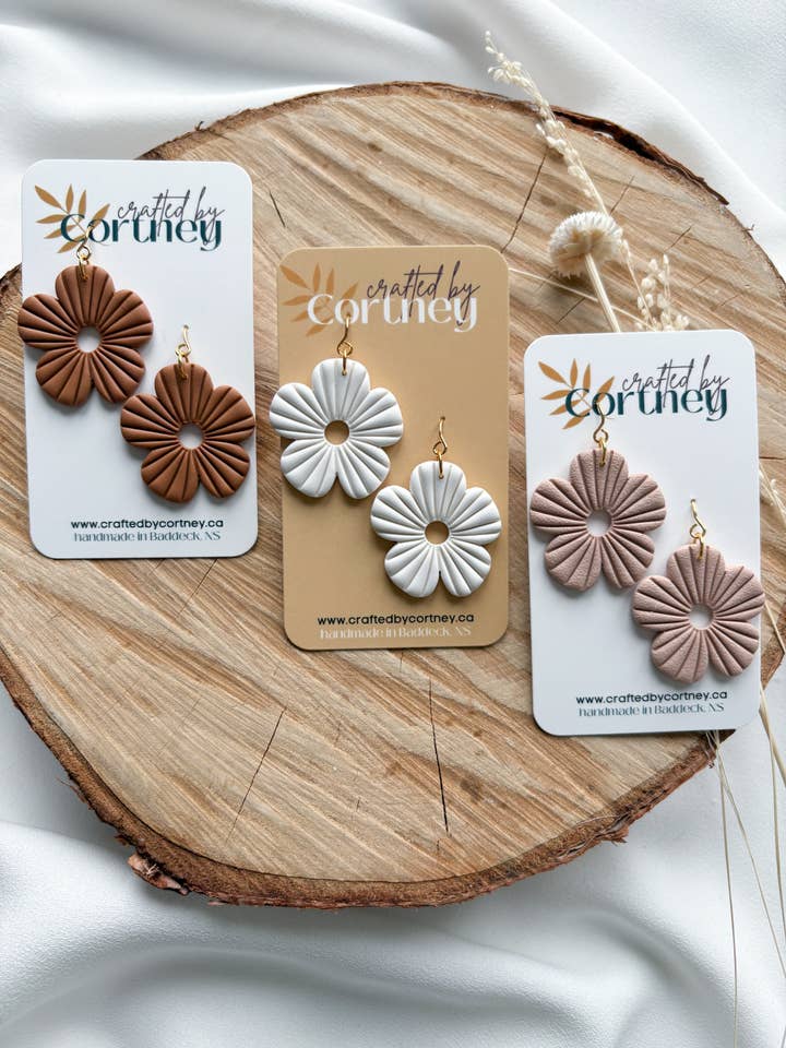 Pendentifs en forme de fleurs pour la vente par Crafted by Cortney