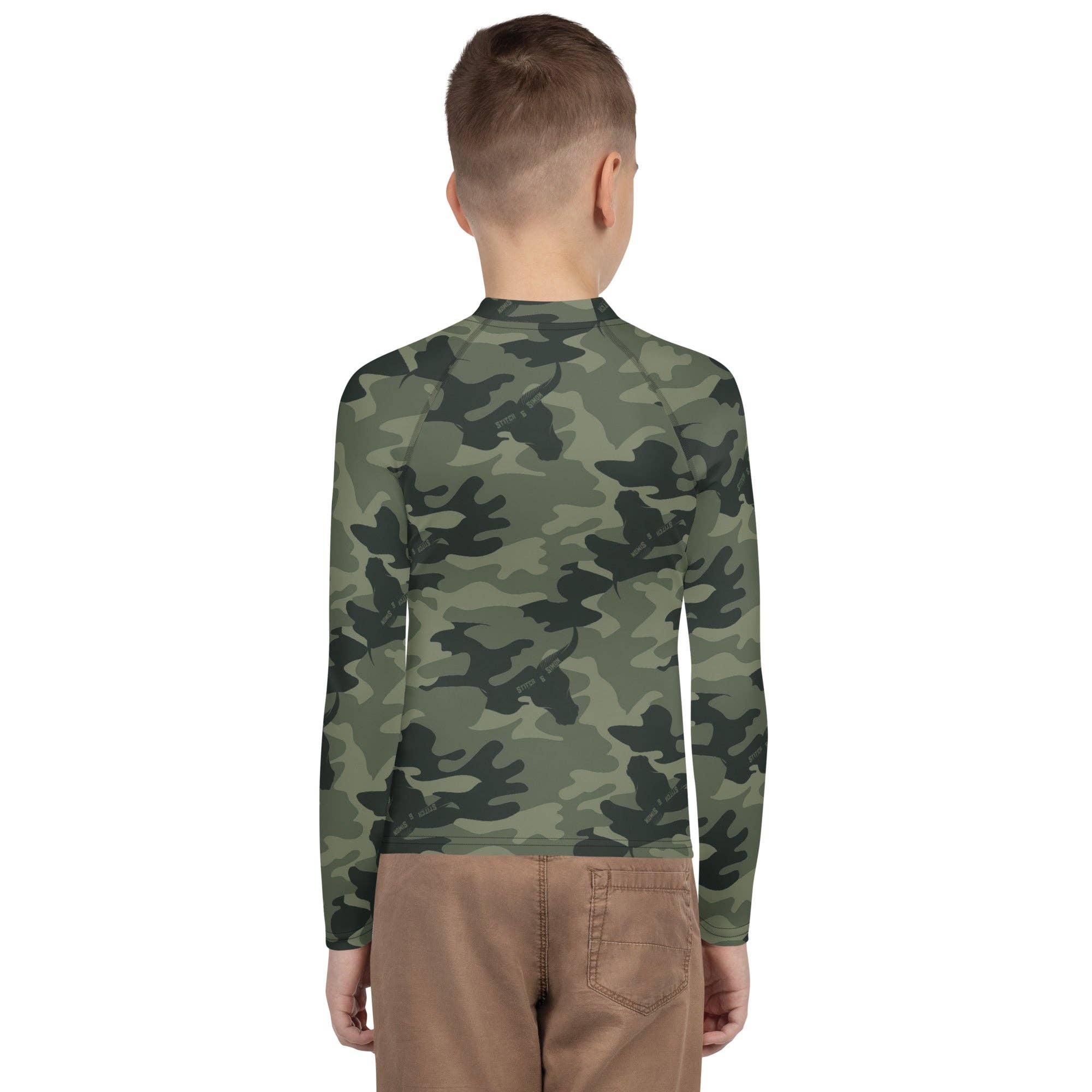 Stitch & Simon – wholesale Rashguard - Barn – Ungdom Skogsgrön Kamouflage Rash Guard | Långärmad UPF 50+ Badtröja | Barn Kamouflage Träningskläder1