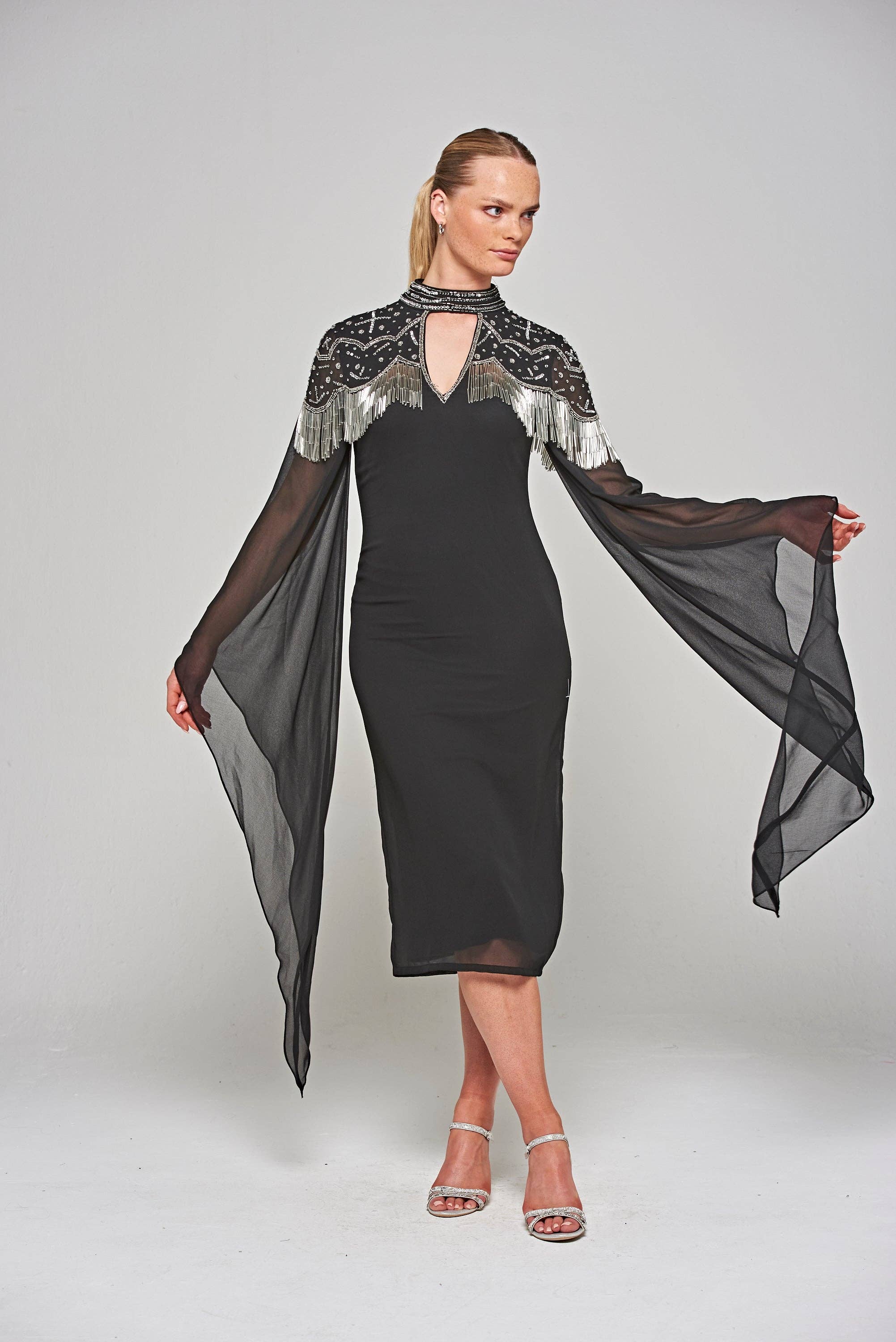 Nero Abito longuette decorato nero Delores con maniche a flauto in vendita all'ingrosso su Faire1