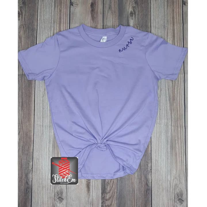 T-shirt met verpleegster op halslijn/kraagmonogram voor wholesale door Stitch Em Wholesale