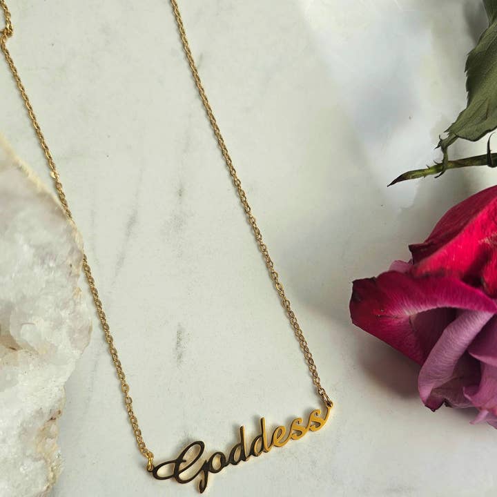 Moon Goddess – Großhandel Kette mit Anhänger/Charm – 18k vergoldete Göttinnen-Halskette1