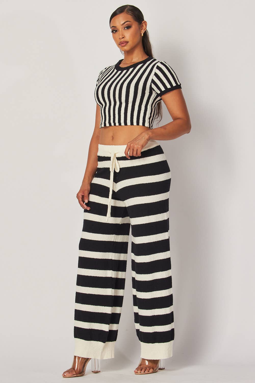 Hot & Delicious – Großhandel Set aus Oberteil und Hose (NICHT Loungewear) – Damen – Korina Gestreiftes Crop-Top und weite Beinhose (HGC10502)2