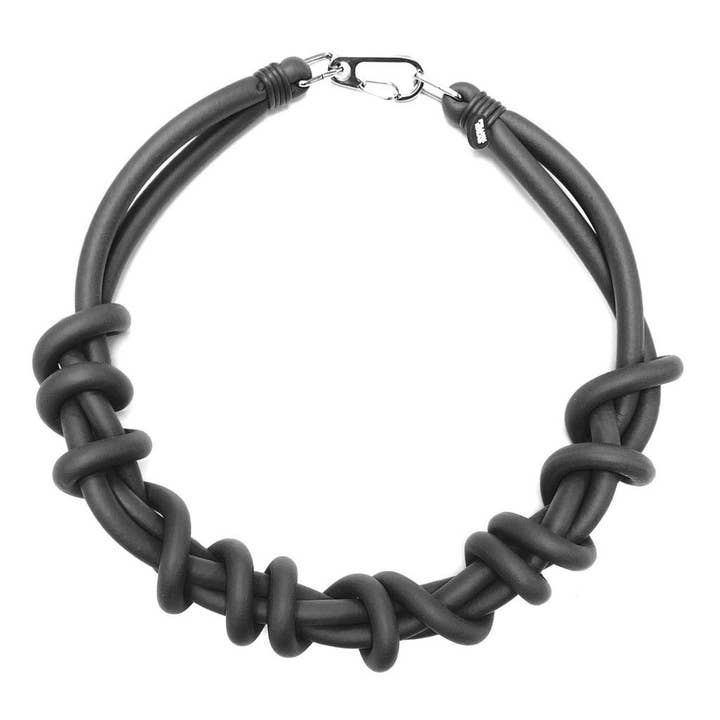 Collier court Twist sculptural en caoutchouc pour la vente par Frank Ideas