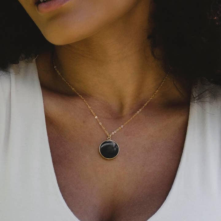 Pendentif en forme de cercle en onyx noir, en argent sterling ou en or 14 carats pour la vente par GEMNIA