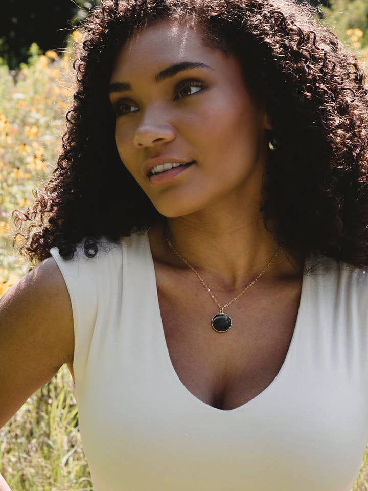 Pendentif en forme de cercle en onyx noir, en argent sterling ou en or 14 carats pour la vente par GEMNIA