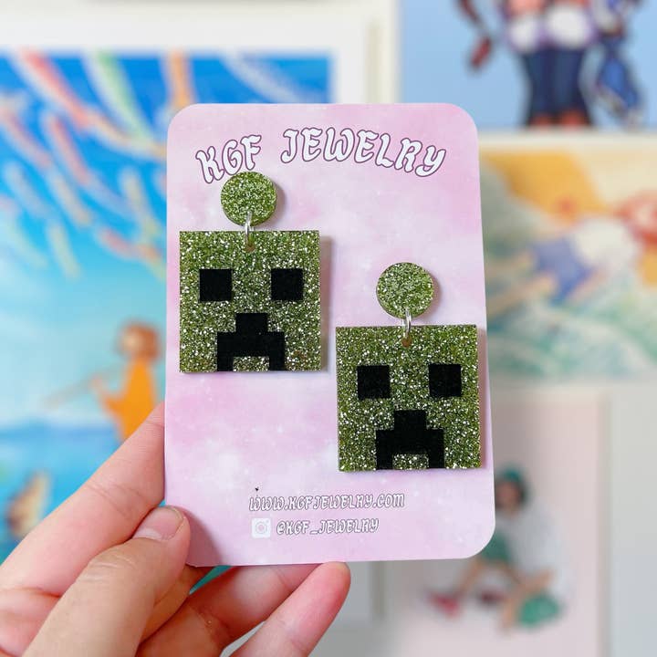 Orecchini e portachiavi fatti a mano in acrilico con Creeper di Minecraft per la vendita all'ingrosso da parte di KGF Studios