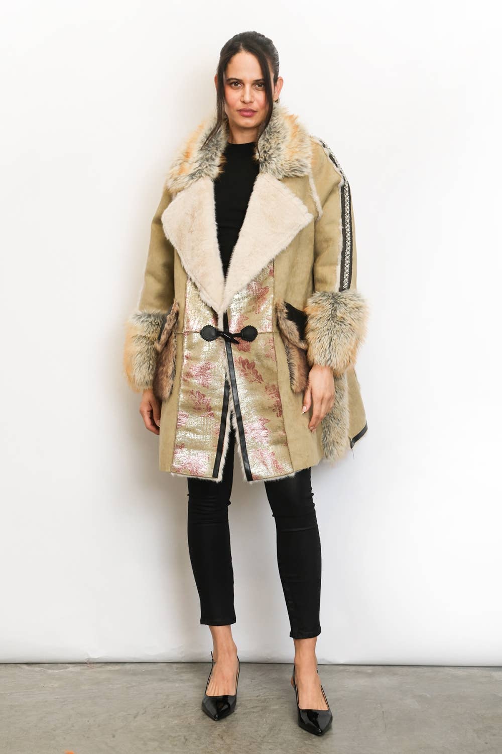 OLIVA Cappotto con Texture Lucida Decorata e Bordo in Pelliccia Sintetica PM4155 in vendita all'ingrosso su Faire2