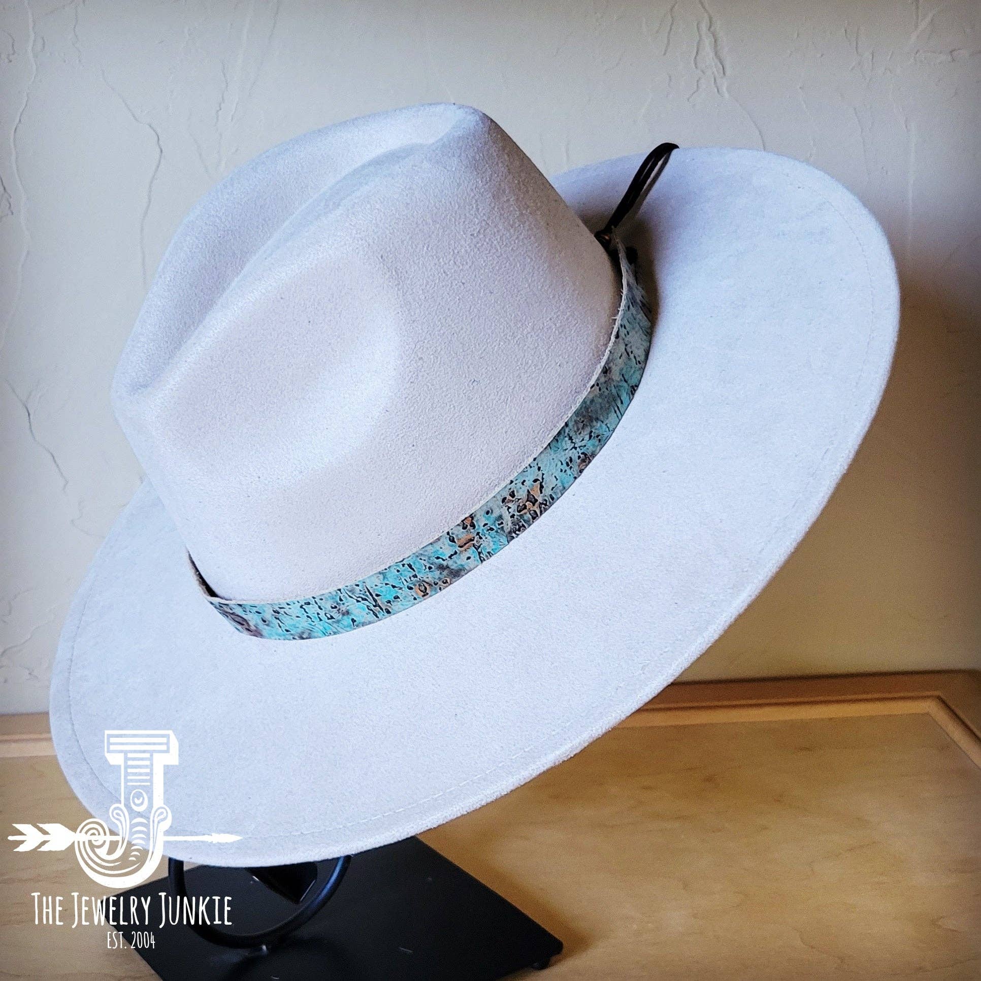 The Jewelry Junkie - Vente Accessoire pour chapeau – femme - Chapeau en cuir gaufré métallisé turquoise, seulement 950q2