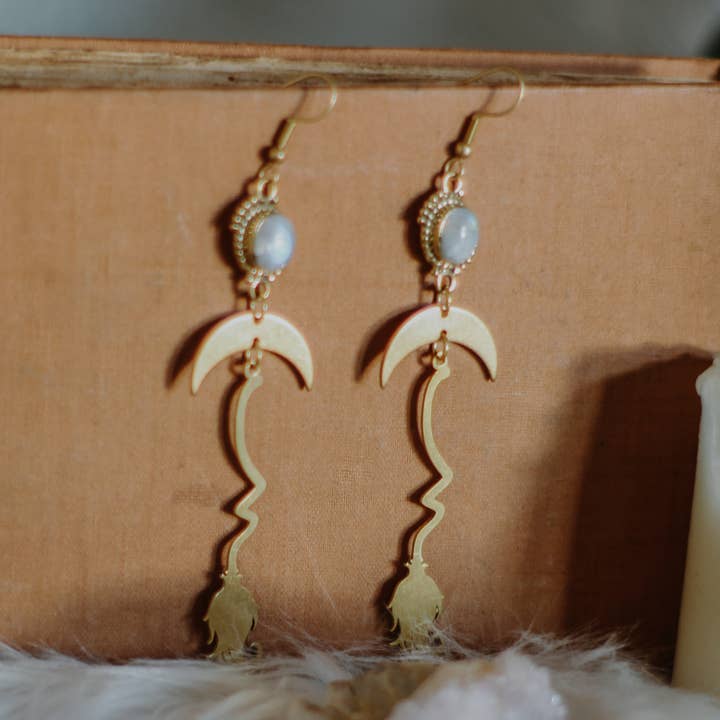 Orecchini con Scopa da Strega e Cristallo Curativo, Gioielli di Halloween per la vendita all'ingrosso da parte di MusaLuna