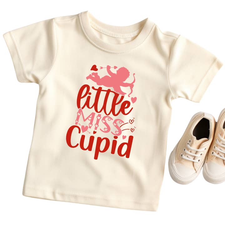 Maglietta Little Miss Cupid - Taglie Neonato, Bambino, Gioventù - Adorabile Maglietta di San Valentino per Ragazze - T-Shirt Grafica con Cupido Rosa e Cuori per la vendita all'ingrosso da parte di Epic Life - Designed