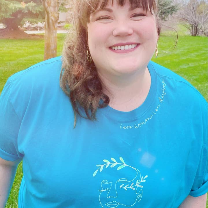 T-Shirt Femme Divine | Dessin de visage en une ligne pour la vente par The Creative Ink