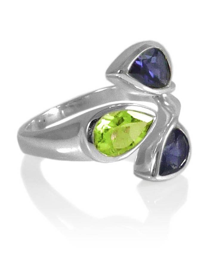 Drie stenen blad wikkelring peridoot en ioliet voor wholesale door Sikara & Co.