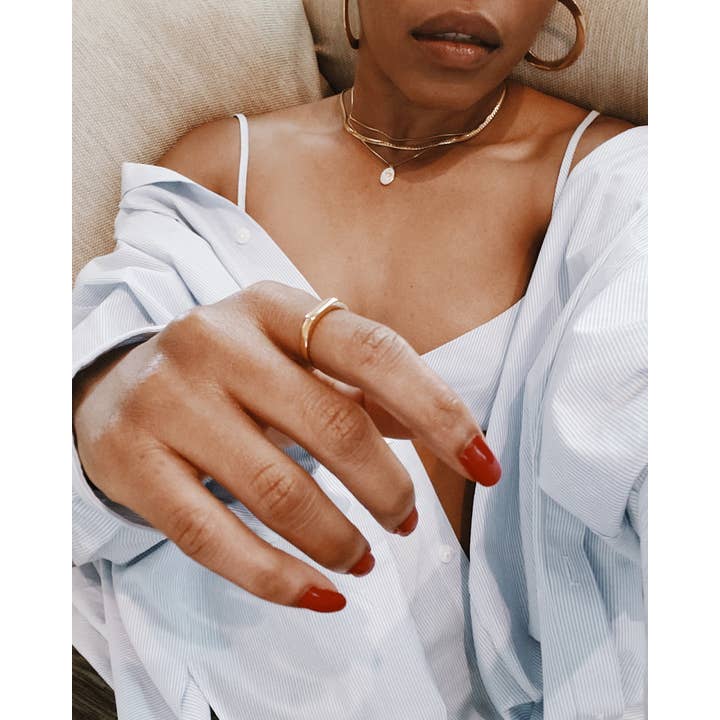 Admiral Row Jewelry – Großhandel Band/Stapelring – Goldfarbener Stapelring mit flacher Oberseite — anlauffester und wasserfester Schmuck1