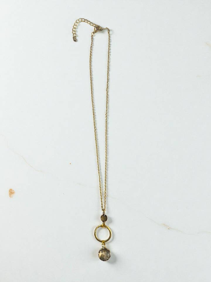 Collier en or 18" avec pendentif double goutte en or brossé pour la vente par Ava Capri