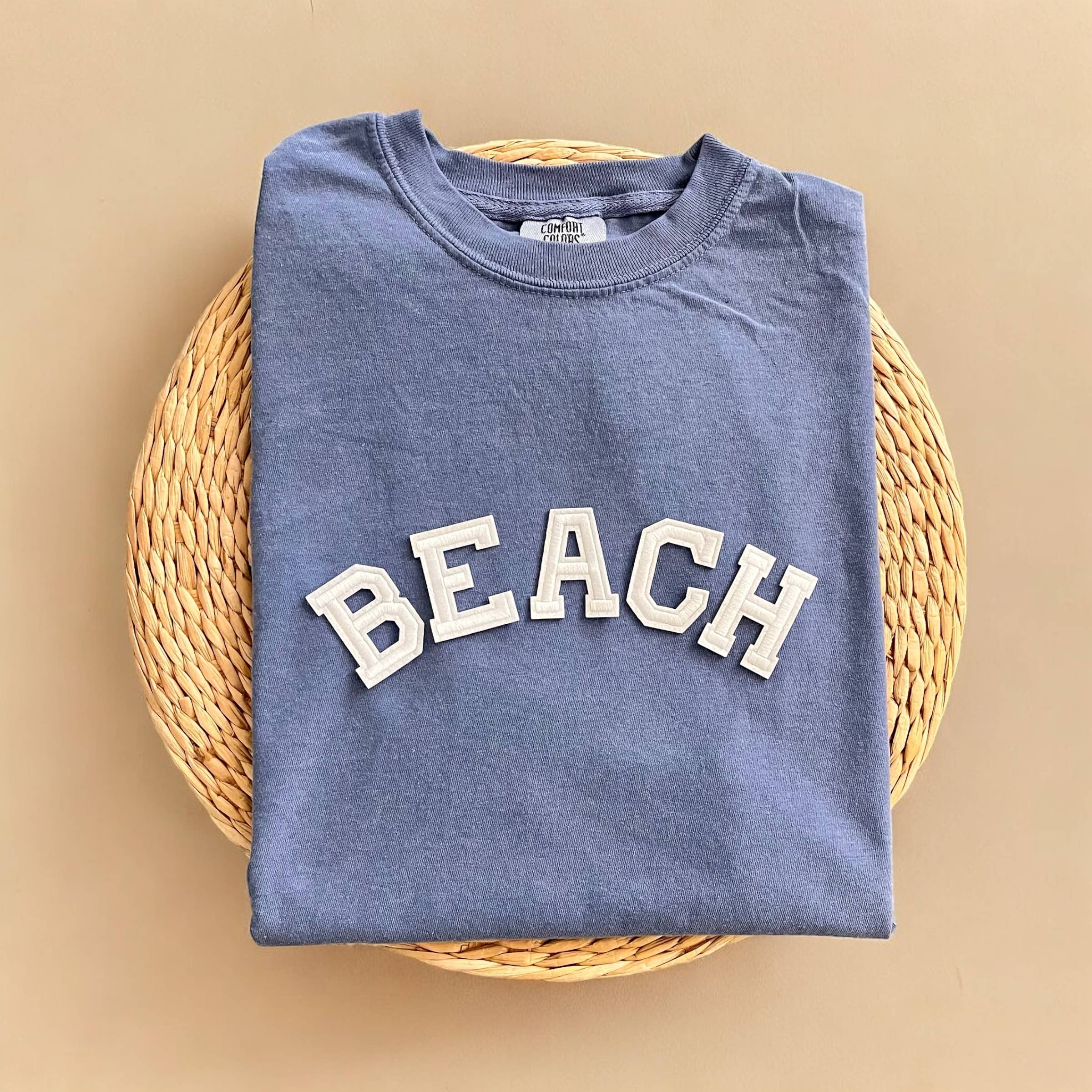 Threads And Needles, INC. - Vente T-shirt sérigraphié – femme - T-shirt de plage Comfort Colors, chemises de plage3