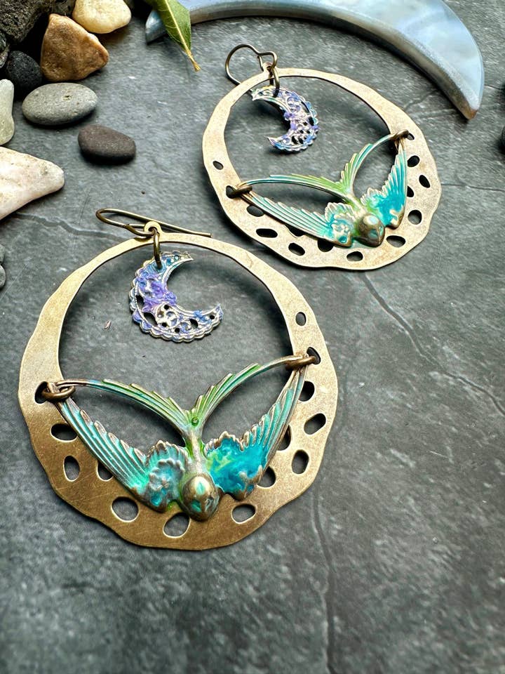 Boucles d'oreilles crĂ©oles Moineau au clair de lune - Ămail peint Ă la main pour la vente par The Sunstone on Main