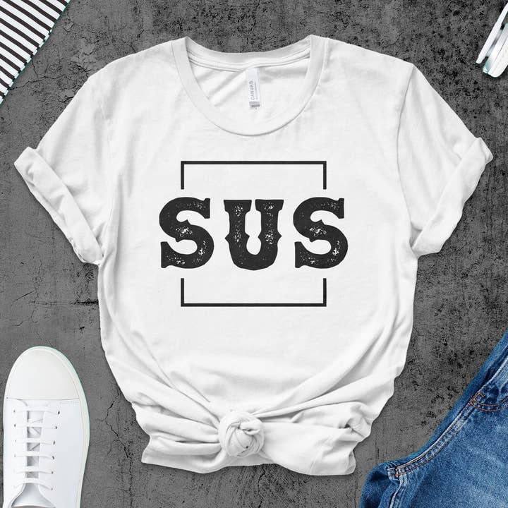 Camiseta gráfica SUS estilosa, moda urbana unissex casual por atacado de FreakyTeeFactory