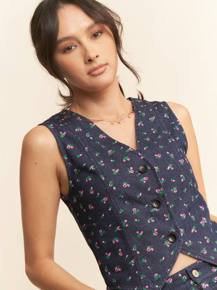 DENIMVÄST MED V-RINGNING OCH KNAPPSTÄNGNING PÅ FRAMSIDAN för wholesale av Davi & Dani