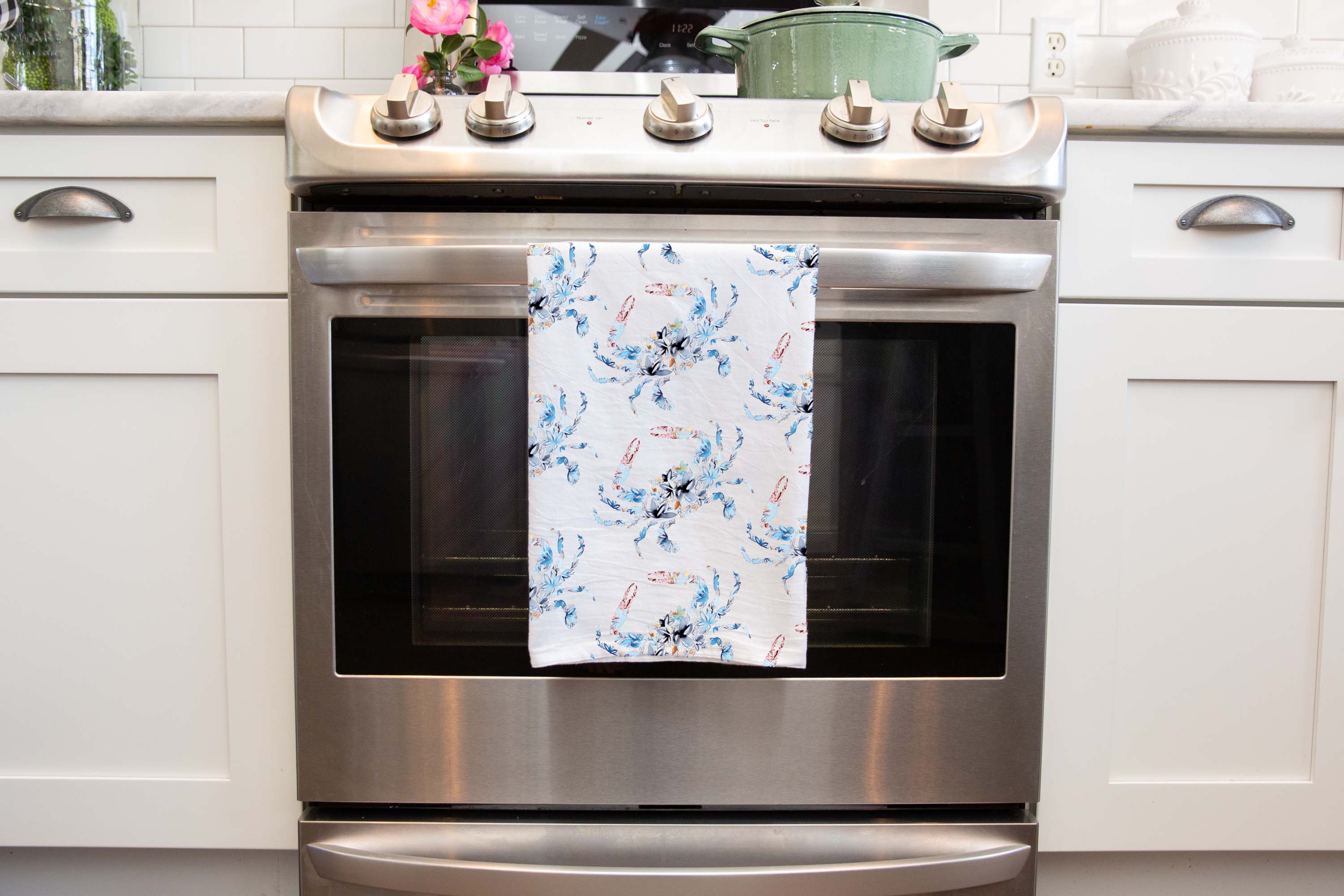 Amanda Klein Co. - Wholesale Tea Towel - Blue Crab Flour Sack Tea Towel4