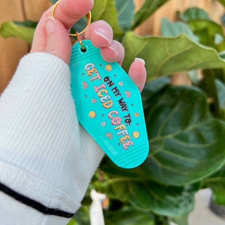 En route pour obtenir un porte-clés café glacé. pour la vente par Glitter Paper Scissors