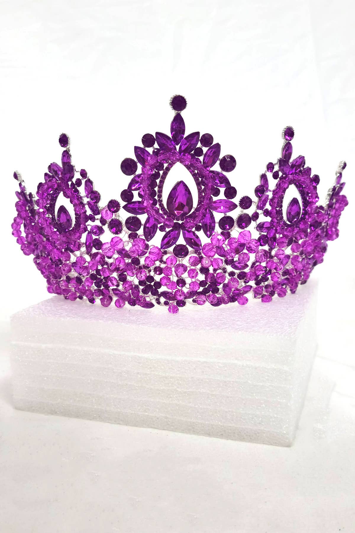 Chicas - Wholesale Tiara - Women's - Metal tiara with crystal balls and jewel rhinestones HT96245