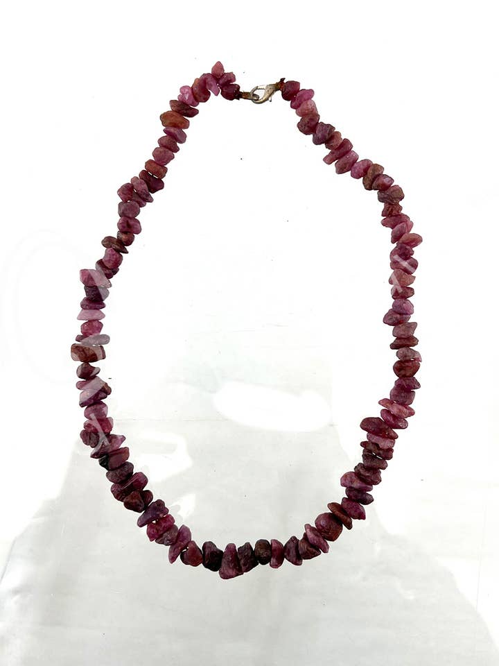 (PC)HALSKÆDE - RUBIN KORUND RÅ 7,5"L for engroshandel hos Oceanic Linkways Inc