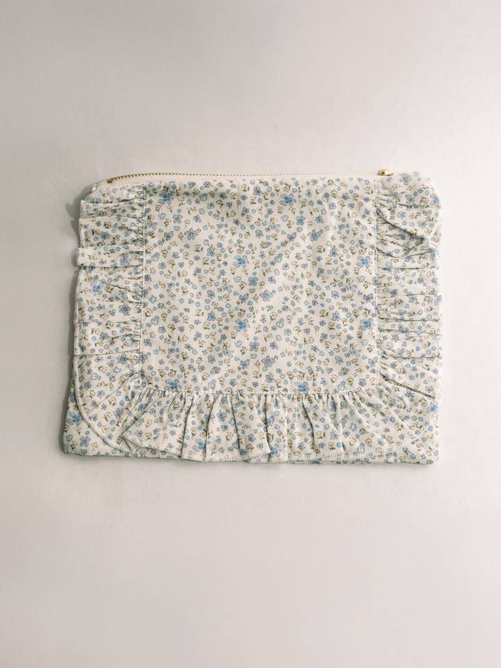 Bluebell Charm | Zeitlose Blumen-Rüschen-Reißverschlusstasche für den Großhandel von Piper&Cloth