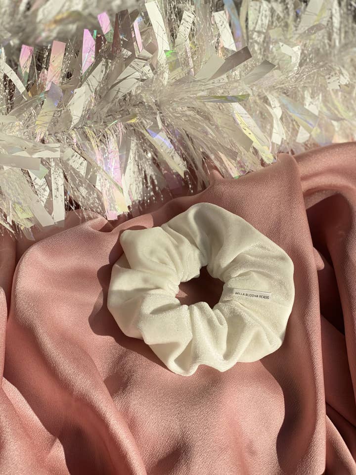 Marshmallow Velour Scrunchie för wholesale av BELLA BUDDHA BEADS