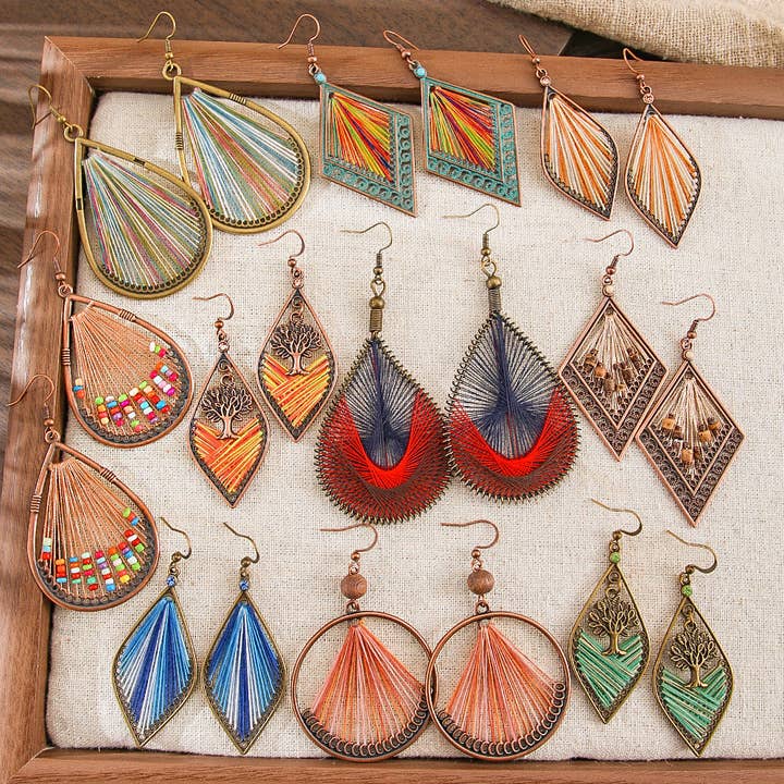 Pendientes bohemios artesanales de alambre, tejido con hilos coloridos, pendientes colgantes llamativos para venta al por mayor de Halcyon Outfitters®